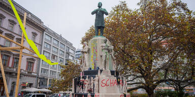 Lueger-Denkmal in Wien mit schwarzer Farbe beschüttet