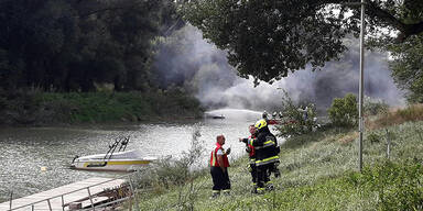 Sportboot auf der Donau in Flammen