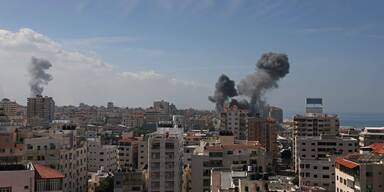Dicke und schwarze Rauchwolken sind über Gaza Stadt zu sehen