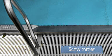 14-Jähriger geht im Pool unter - Bademeister rettet ihn