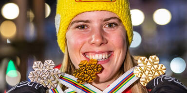 Kathi Liensberger mit Medaillen