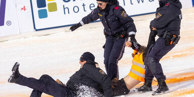 Polizisten tragen Klimaaktivisten aus dem Zielraum