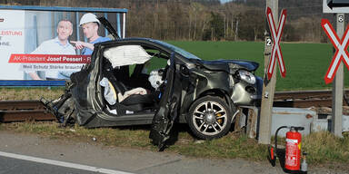 Pkw crasht in Zug – Beifahrer (69) tot
