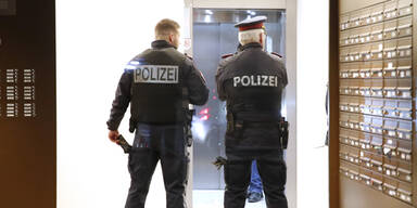 POLIZEIEINSATZ IN GRAZ EGGENBERG - DURCHSUCHUNG VON GEBÄUDE Mann mit Messer im Bauch in Lift