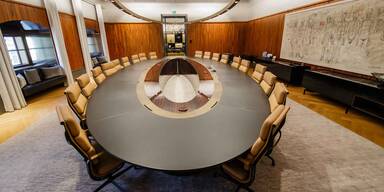 Auch der "Präsidententisch" im SIGNA-Konferenzraum kommt unter den Hammer
