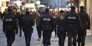 Polizisten während einer Streife durch die Kärntnerstraße in Wien