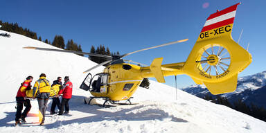 Rettungshubschrauber nach Skiunfall im Winter (Themenbild)