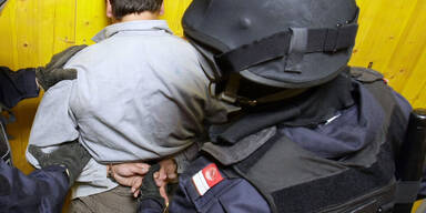 Erneut klickten die Handschellen | Neue Terror-Festnahmen: Schon 10 Verdaechtige in U-Haft