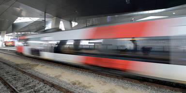 Öffentlicher Aufruf | Corona-Infizierter fuhr mit Zug von Bischofshofen nach Graz