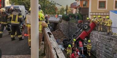 Ehepaar stürzte in Osttirol mit Pkw in Bachbett