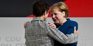 Deutsche vertrauen Merkel und watschen AKK ab