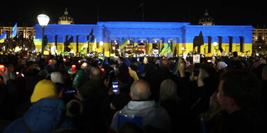 Tausende bei Lichtermeer in Wien, Heldentor blau-gelb