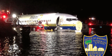 Boeing 737 rutscht auf US-Airport von Landebahn