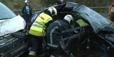 Horror-Crash: 19-jähriger Pkw-Lenker und Beifahrer tot