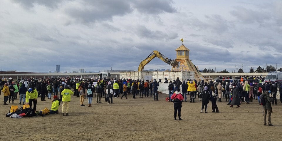 Die Räumung des Protestcamps von Umweltschützern auf der geplanten Baustelle der Wiener Stadtstraße in Wien-Donaustadt.