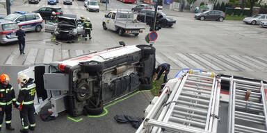 Horror-Crash in Wien: Rettungsauto kracht in Pkw