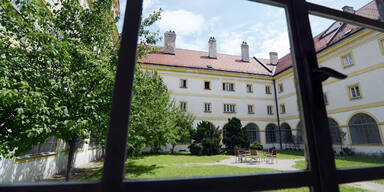 Flüchtlinge verstecken sich in Kloster