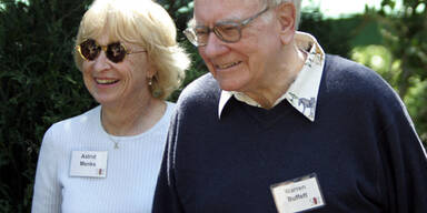 AP_warren_buffett_astrid_me