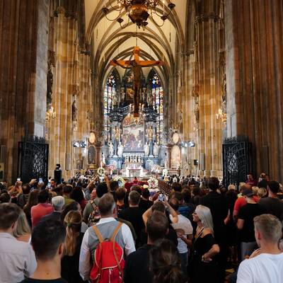 Die Bilder zur Trauerfeier von Richard Lugner