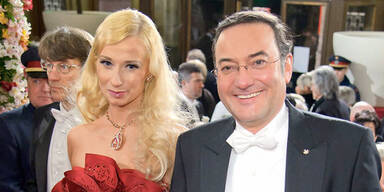 Karina Sarkissova & Heinz ­Stiastny beim Opernball 2012
