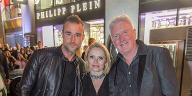 Philipp Plein mit Store-Betreibern Manuela und Ernst Fischer