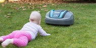 Baby von Rasenmäher-Roboter schwer verletzt