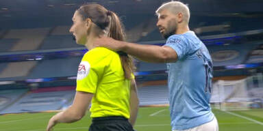 City-Star Agüero packt Referee am Nacken