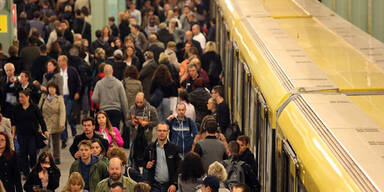 Mann stieß 60-Jährige auf U-Bahn-Gleise