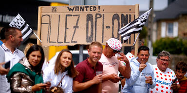 Fan-Schild bei Tour de France mit der Aufschrift: "Wanted! Allez Opi Omi"