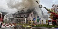 Feuerwehr-Großeinsatz: Schwerverletzter bei Mehrfamilienhaus-Brand