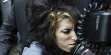 Amy Winehouse auf dem Weg zum Gericht