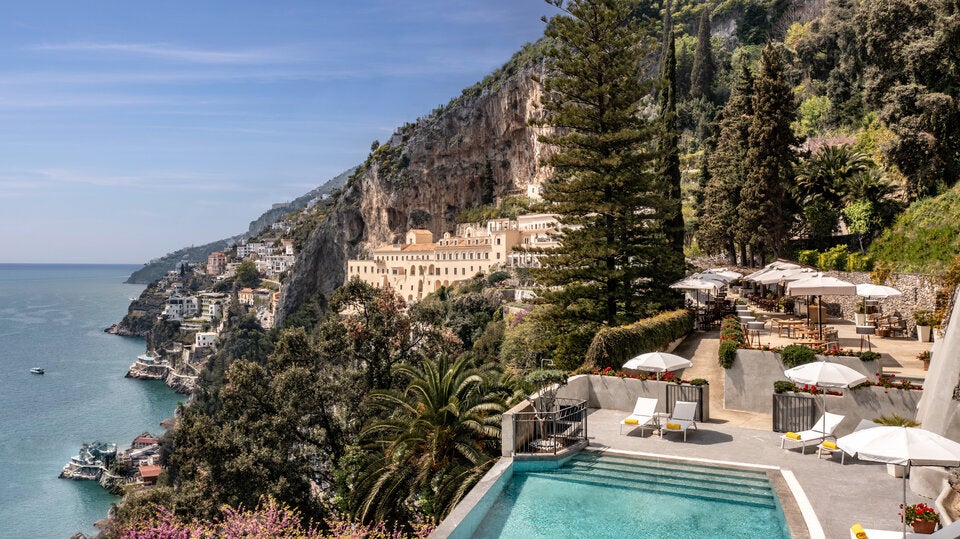 Das Luxushotel an der Amalfiküste ist ein optimaler Ausgangspunkt, um den berühmten Götterweg zu erkunden. Nach den Wanderungen kann man sich in den schlichten Zimmern mit Meerblick erholen. anantara.com