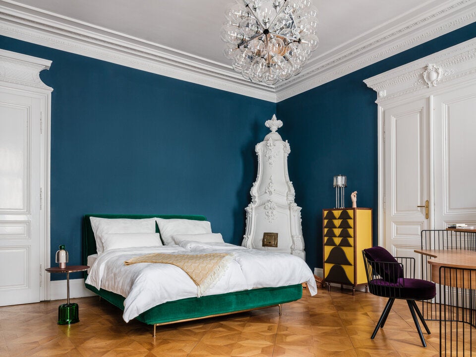Die Classic Line von Wittmann umfasst eine Reihe funktionaler Entwürfe. Andes Bett in Velvet Verde.
