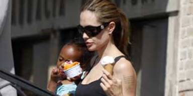 Angelina Jolie mit Babybäuchlein