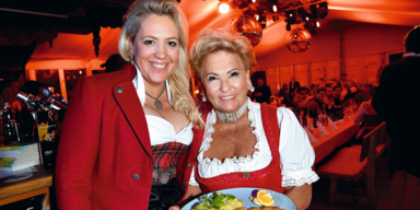 Kitzbühels singende (Schnitzel-)Wirtin Rosi Schipflinger mit Schwiegertochter Anja Autenrieth, die das gesamte Sonnbergstuben-Marketing über hat.