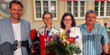 Olympia-Siegerin Anna Kiesenhofer mit Rainer Windholz,Melanie Erasim und Adi Viktorik