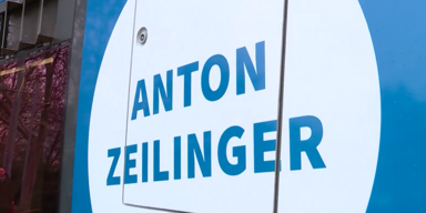 Anton Zeilinger wird mit Wiener Nobelpreis-Bim geehrt.png