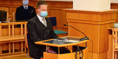 Anwalt flog im LSD-Rausch von Dach & stirbt: Kollege vor Gericht | Jurist als Angeklagter