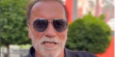 Arnold Schwarzenegger radelt durch Wiener City