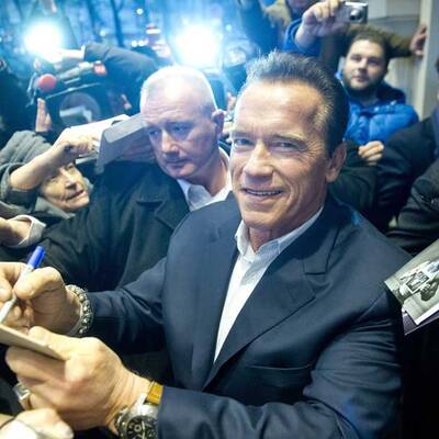 Arnie gibt Fans Autogramme