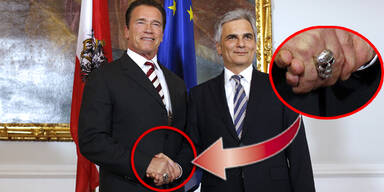 Arnie mit Totenkopf-Handshake beim Kanzler