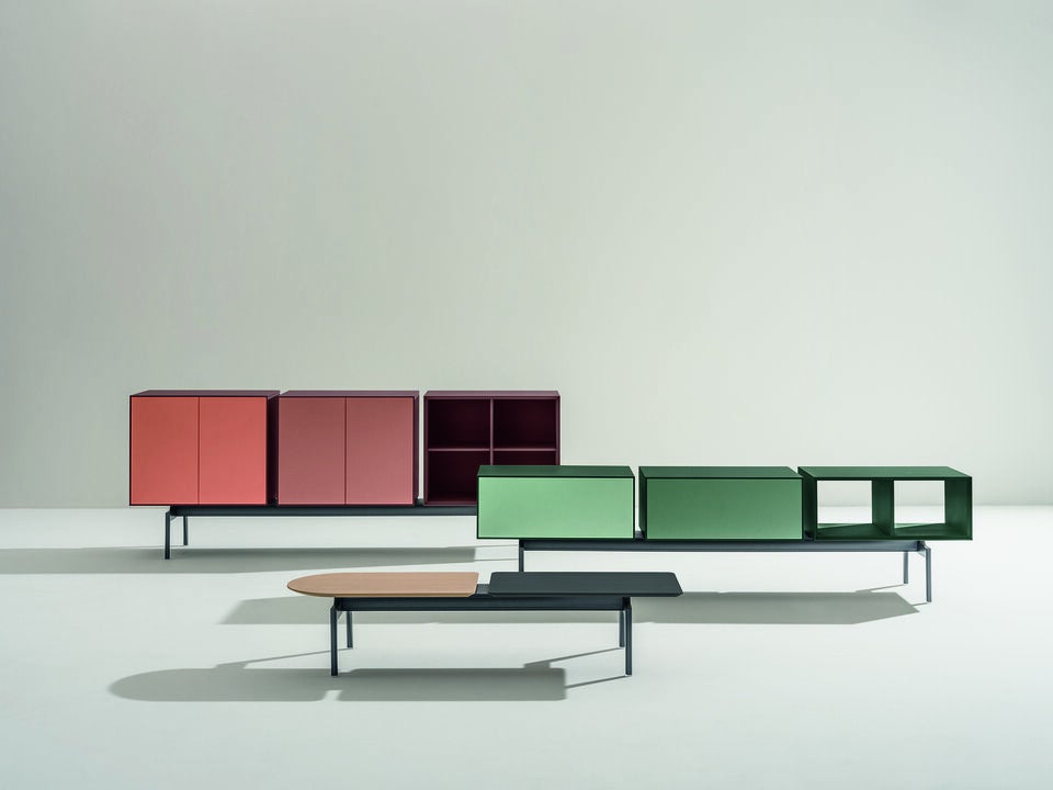 Die Kollektion Semiton von Arper bietet vielseitige Möglichkeiten. Das Sideboard oder Highboard kann problemlos erweitert werden.