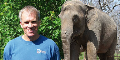 Elefant Patience / Zoowärter John Philip Bradford