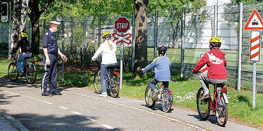 Fahrrad-Prüfung Kinder Polizist