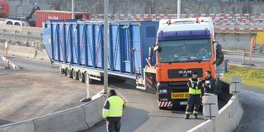 A4: 48-Tonnen-Lkw blockierte Auffahrt