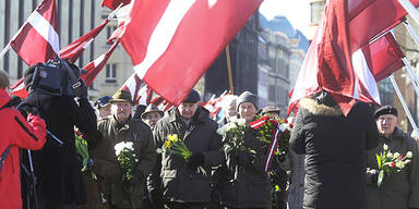1.500 SS-Veteranen marschieren durch Riga