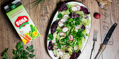 Bunter Salat mit Radieschendressing