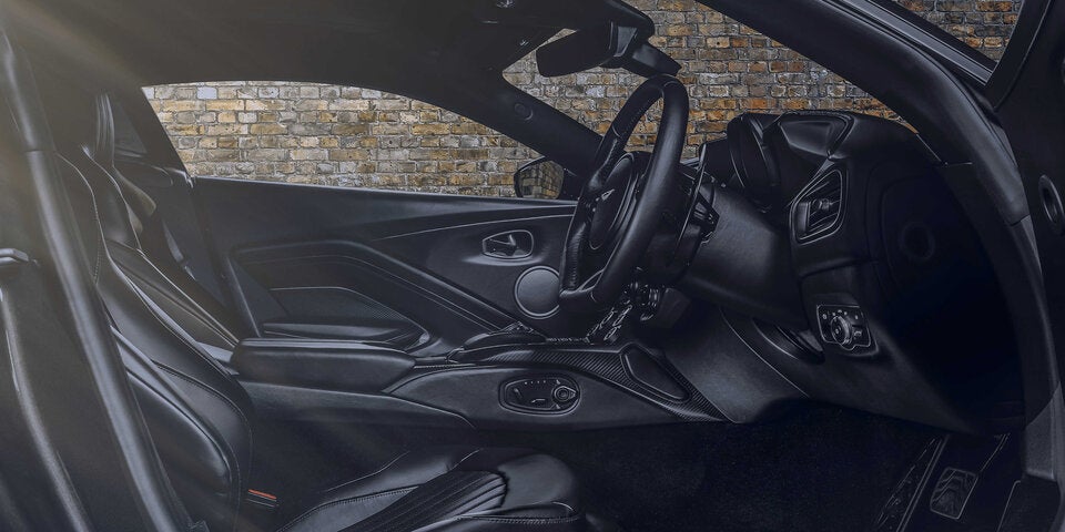 Aston Martin Vantage und DBS als