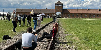 Skandal: Touristen posieren vor KZ Auschwitz für Fotos