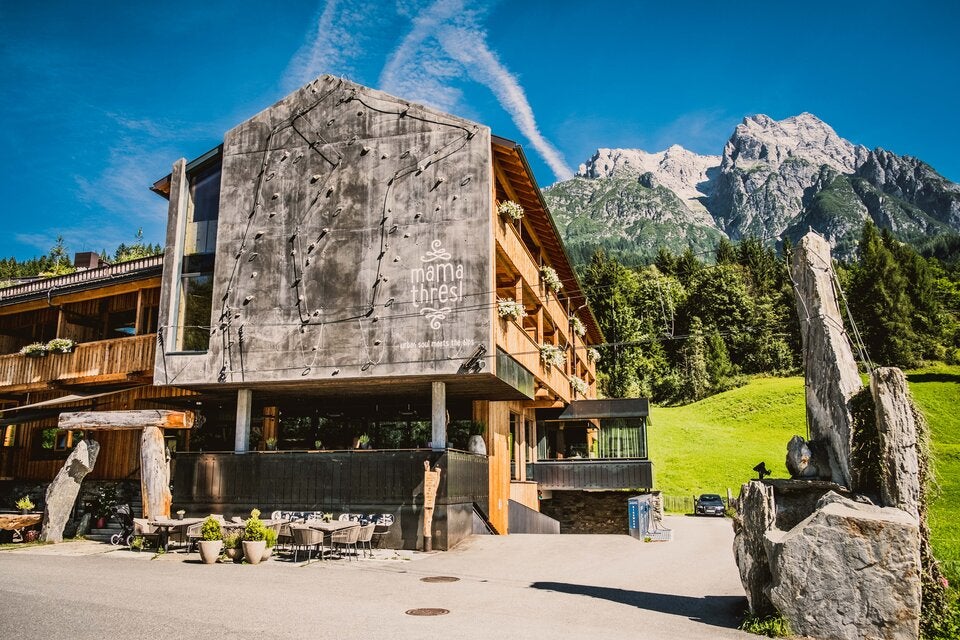 Mitten im großzügigen Wandergebiet der beliebten Region Saalfelden Leogang liegt das Sporthotel mama thresl, das seine bewegungsfreudigen Gäste mit einer Kletterwand als Fassade empfängt. Drinnen verzaubert es mit dem Duft von Zirbenholz, Felsenduschen und Gemütlichkeit. mama-thresl.com